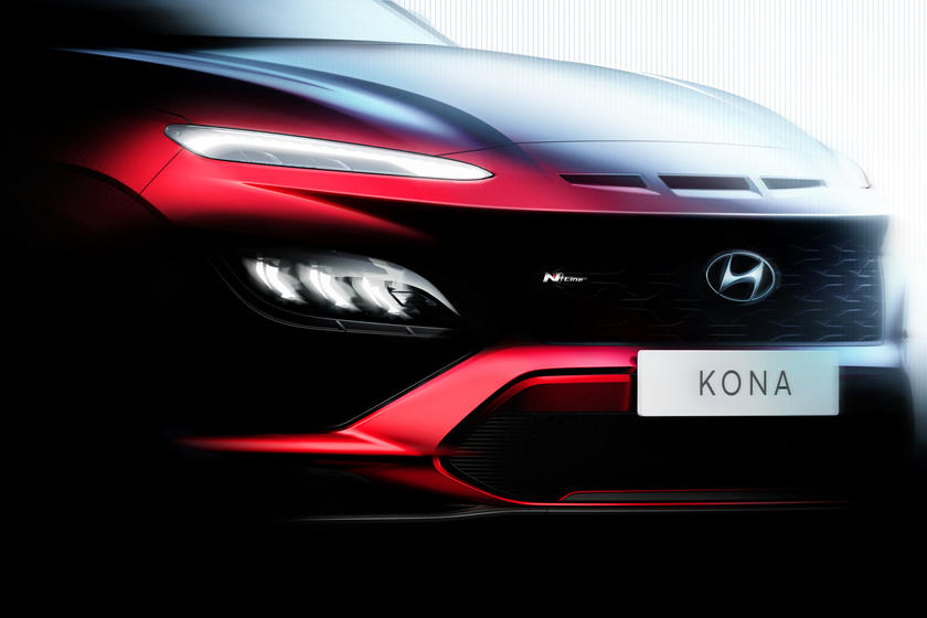 Это выглядит потрясающе: компания Hyundai показала тизер обновленного кроссовера Kona