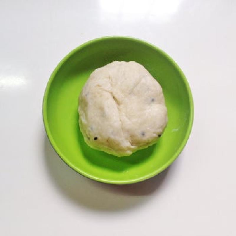 Домашний сыр заворачиваю в лепешку с кунжутом, а затем выпекаю: получается сытная и ароматная закуска