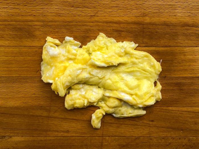 Муж взбивал яйца для болтуньи в тарелке, жена - в сковороде: результат разный (а что еще может повлиять на вкус обыкновенной яичницы)