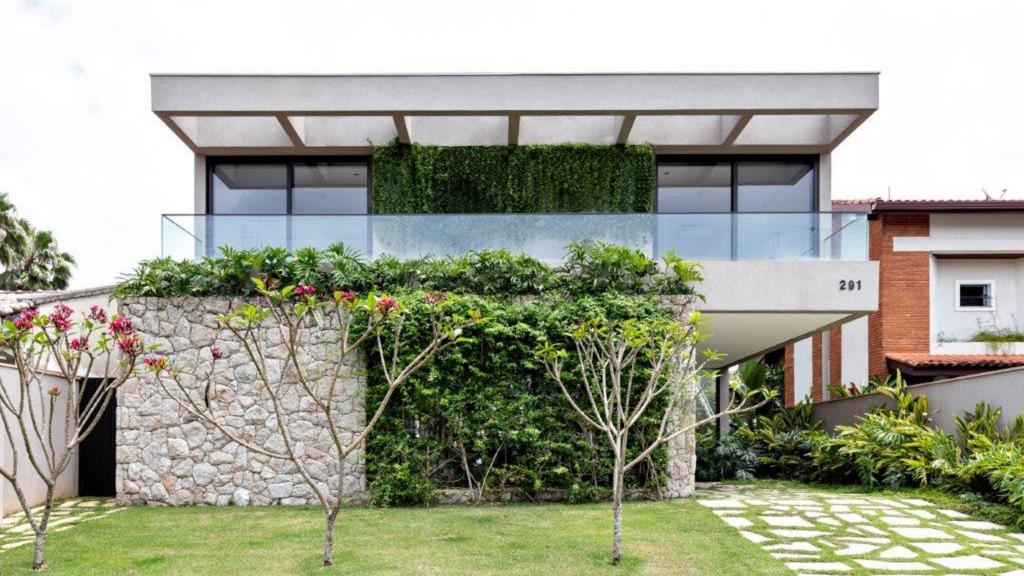Как может выглядеть дом мечты: дизайнеры создали невероятно уютный дом в окружении тропических растений в бразильском пляжном городке