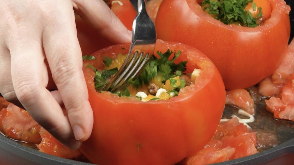 Летом такое блюдо просто находка: готовлю фаршированные помидоры с фаршем и сыром