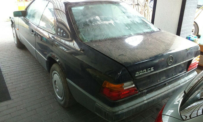 Швеция: в пыльном сарае мужчина нашел 32-летний Mercedes 300 CE с пробегом всего 98 км и выставил на продажу за 27 000 €