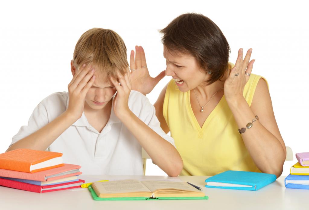 Постарайтесь объяснить материал самостоятельно, или Стоит ли ругать ребенка за плохие оценки в школе