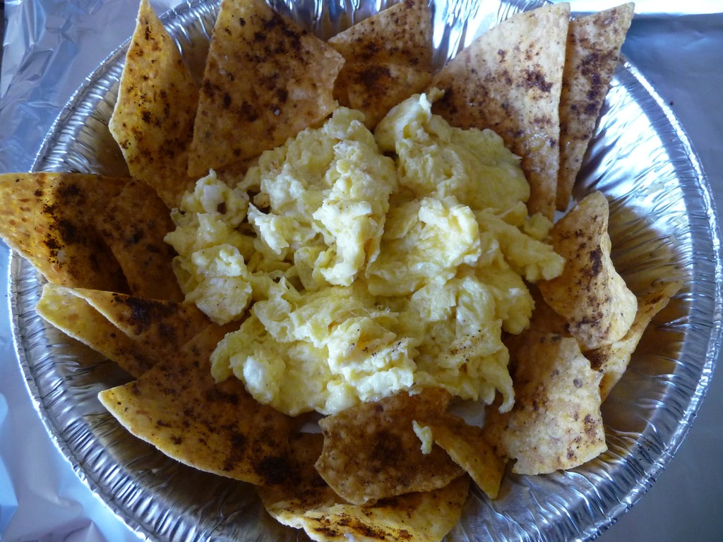 Так люблю начос, что ем их даже на завтрак: рецепт оригинального блюда с яичницей, колбасой и снеками