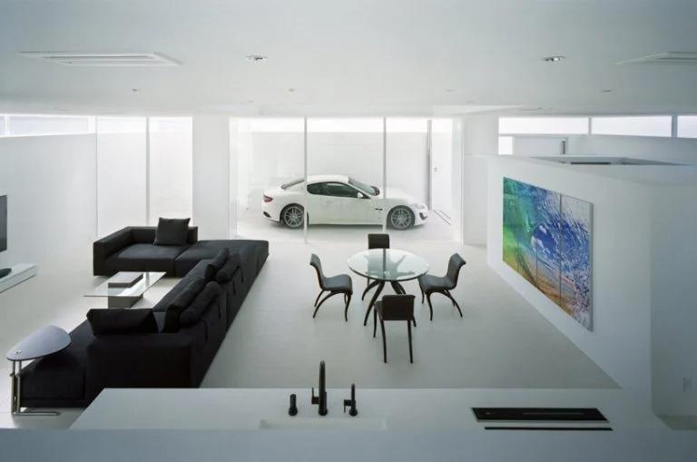 Архитекторы построили в гостиной стеклянную стену, тем самым создав пространство для парковки машин прямо в гостиной. Сидишь и любуешься
