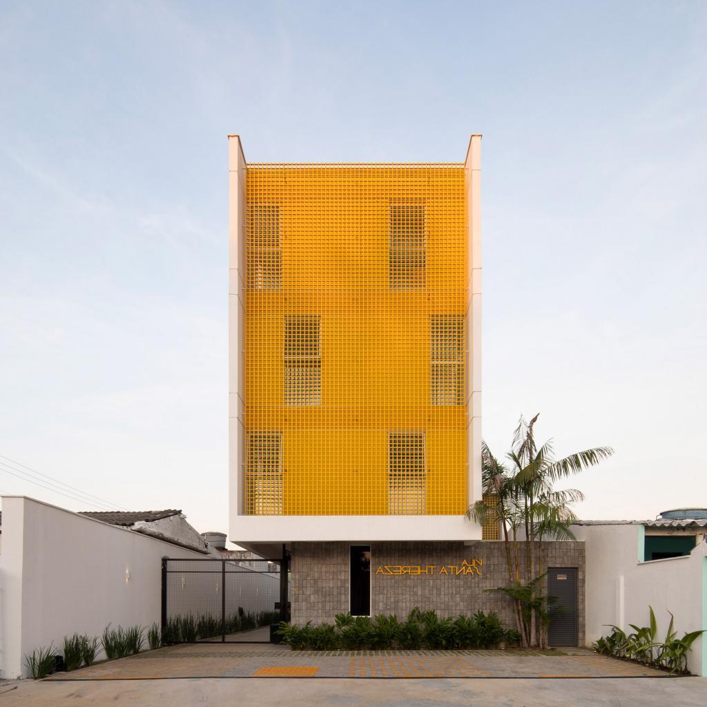 В Бразилии многоквартирный дом обшили ярко желтыми металлическими решетками, которые защищают от вредного света