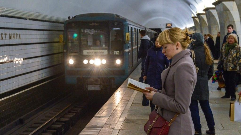 Классика литературы в подземелье: названы книги, которые чаще всего читают пассажиры московского метро