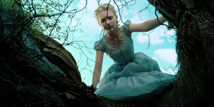 Мечтательна, но груба: поклонники  Алисы в Стране чудес  обсудили лучшие и худшие качества любимой героини