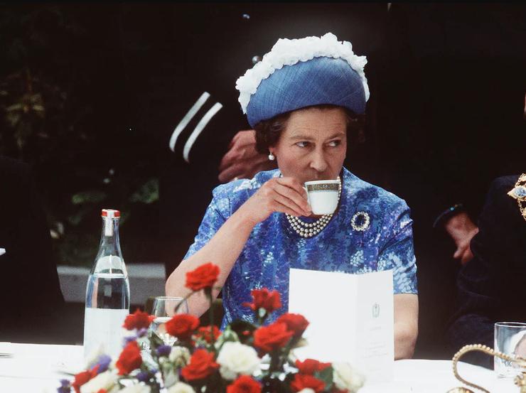 Официальный поставщик чая королевы сообщил, что мы все делаем неправильно: сначала молоко, кипяток – потом