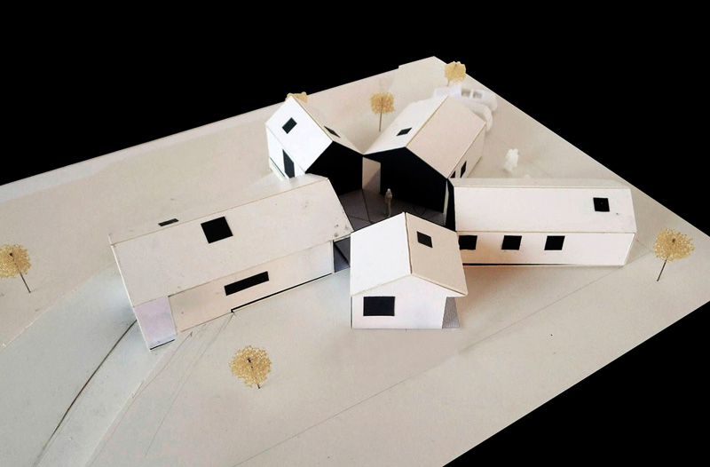 Пять небольших хижин в датской деревушке на самом деле один большой дом, в котором каждое здание – отдельная комната (фото)