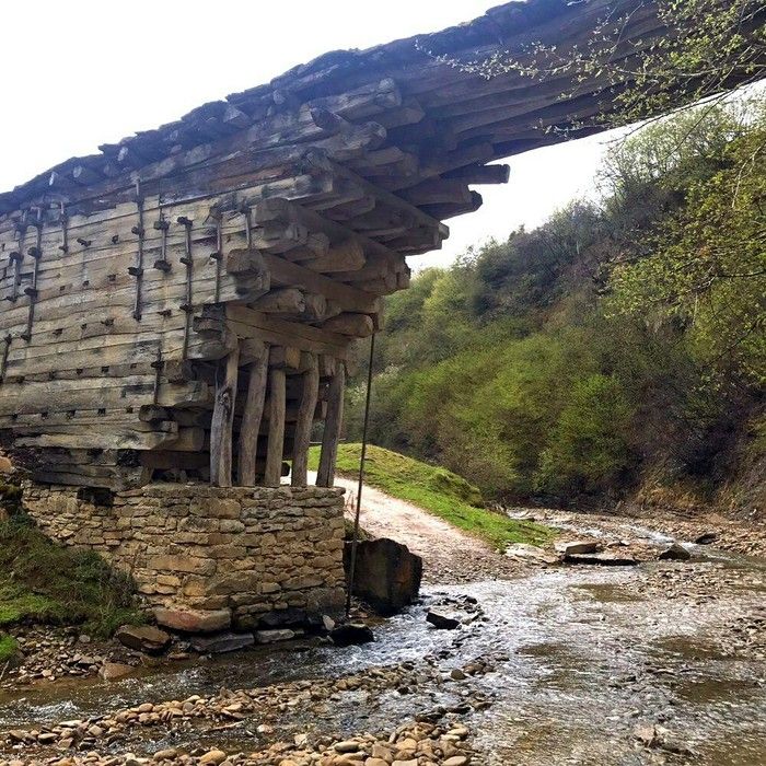 Только дерево и камень: уникальный древний дагестанский мост построен без единого гвоздя и легко выдерживает вес машины