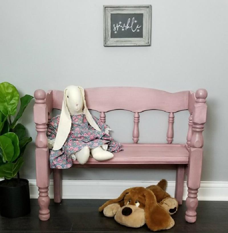 Для маленькой дочки сделал симпатичную скамейку из спинки старой кровати: ребенок в восторге