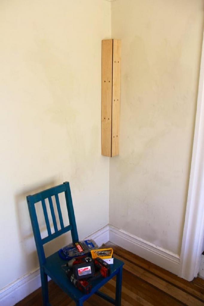 Угловые полки, которые украсят комнату и сэкономят место: удобную мебель можно смастерить своими руками