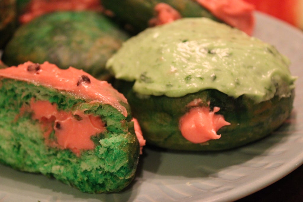 Зеленые пончики с арбузным кремом: воздушное лакомство к чаю