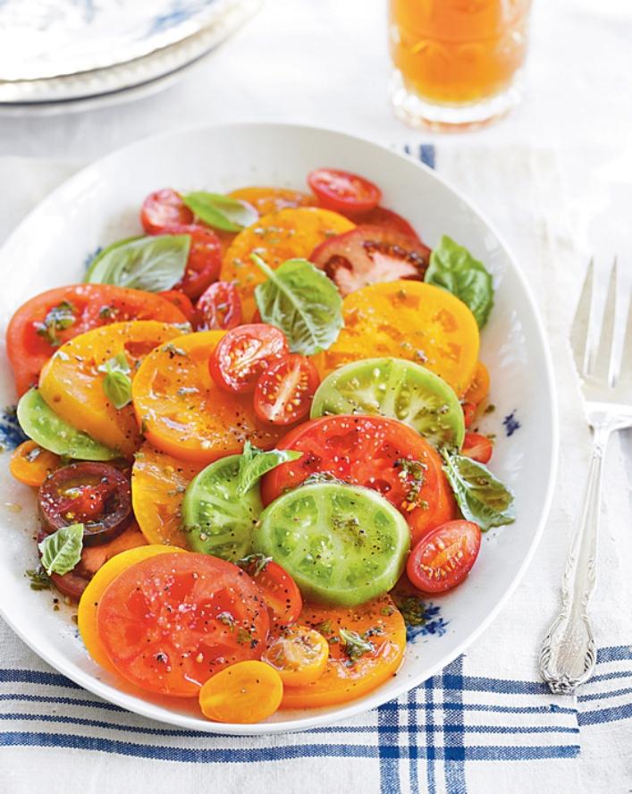 Просто помидоры и приправы, но в этом сочетании они особенно вкусны: рецепт необычного салата