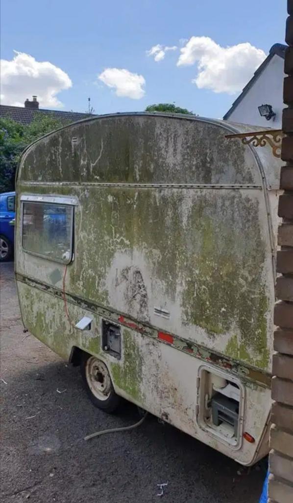 Пара купила 50-летний фургон: в их 
