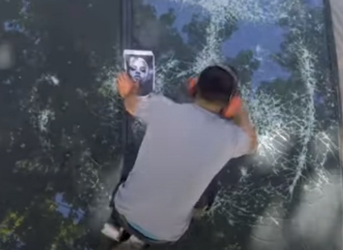 Мужчина с помощью молотка рисует на стекле невероятные портреты (видео)