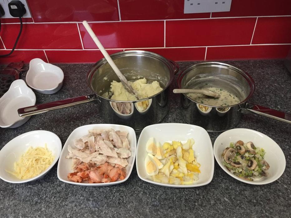 Рыбный пирог с картофельным пюре и овощами: домашние бьют по столу ложками и просят добавки
