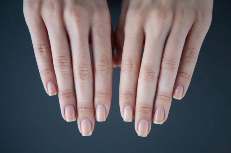 Изящные и молодые пальцы: даже полные руки можно визуально сделать худыми (главное - подобрать правильную форму ногтей и нужный цвет лака)