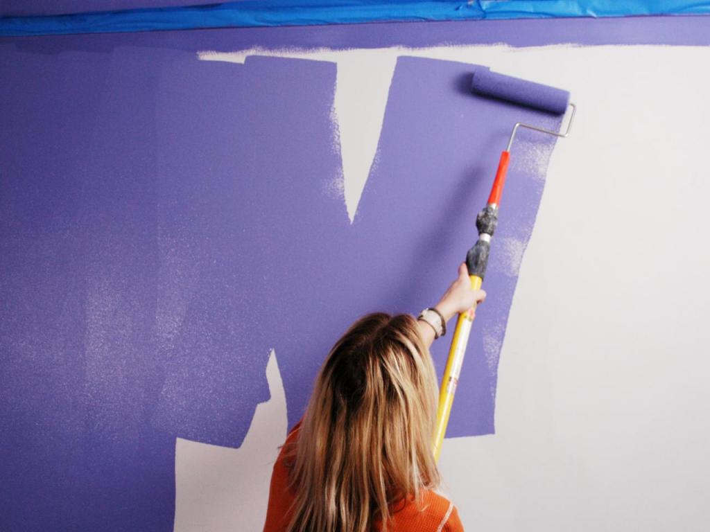 Когда использовать кисть, а когда валик: несколько простых рекомендаций, как самостоятельно покрасить комнату