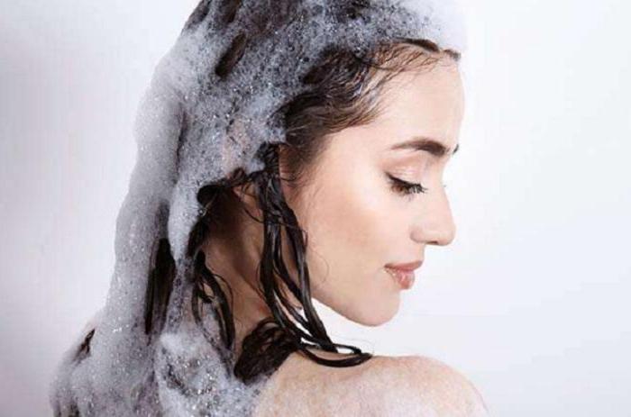 Сделать волосы более живыми и свежими можно, если мыть голову, начав с кондиционера и закончив шампунем