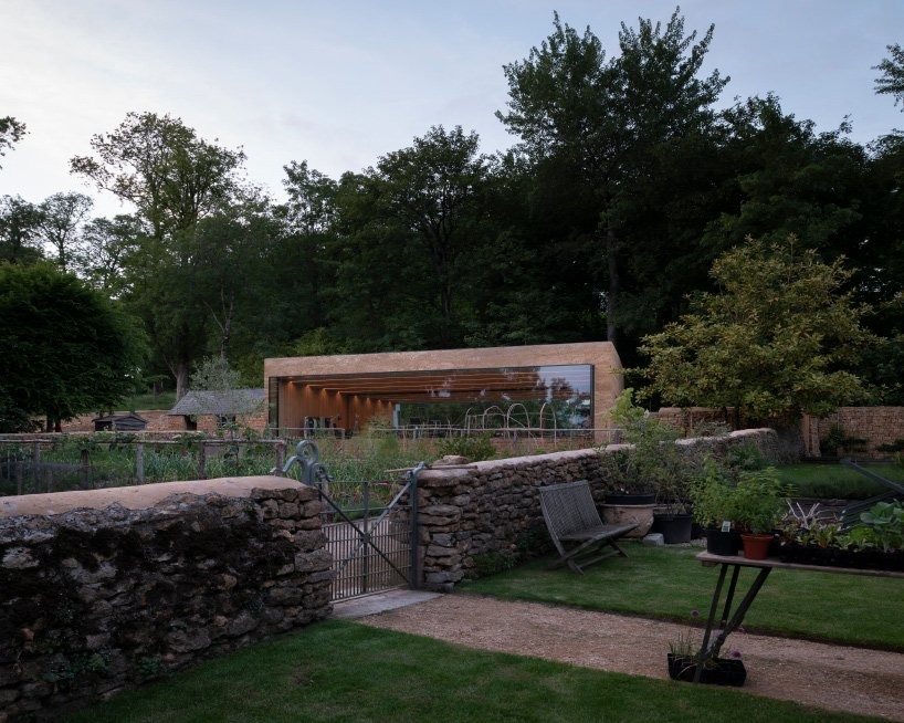 Ничто так не мотивирует, как огород: архитекторы построили тренажерный зал отеля с видом на плодоносящий сад