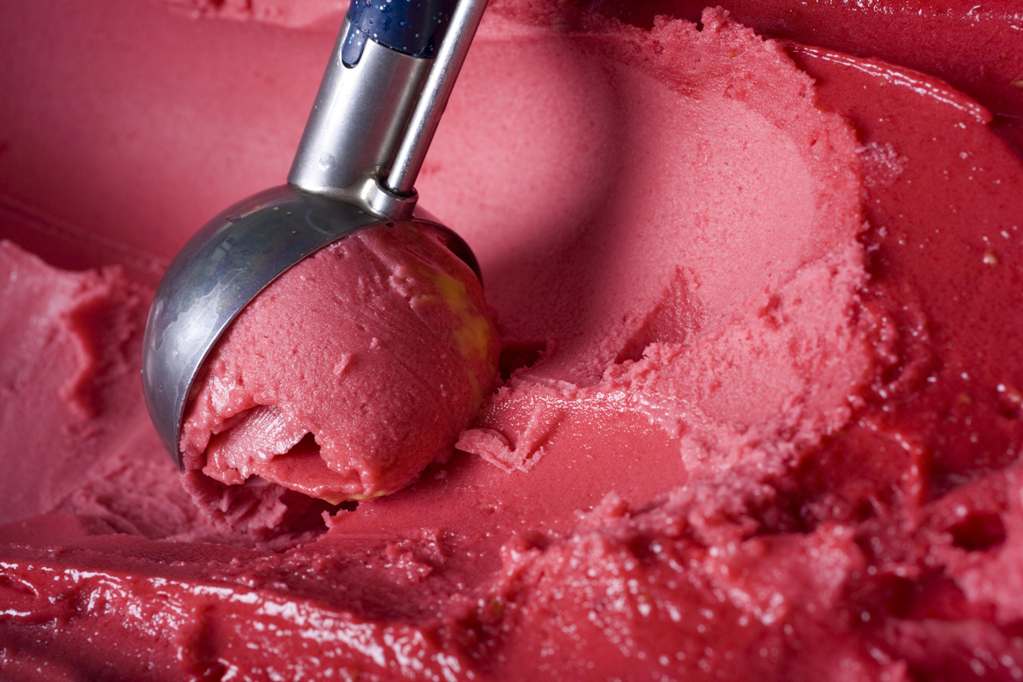 Охлаждаюсь в августе домашним мороженым «Красное наслаждение». Вкуснее, чем в магазине