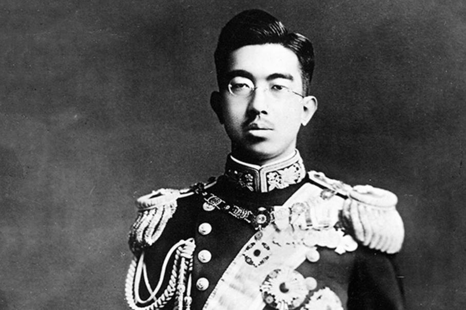 15 августа 1945 года Хирохито объявил подданным о капитуляции Японии во Второй мировой войне, заявив, что он решил проложить путь к миру, “перенеся невыносимое”: видео