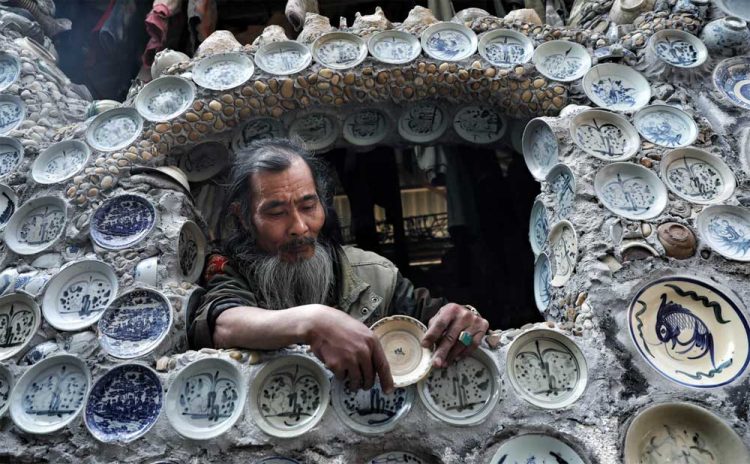 Коллекционер из Вьетнама полностью украсил свой дом фарфоровой посудой и счастливо живет