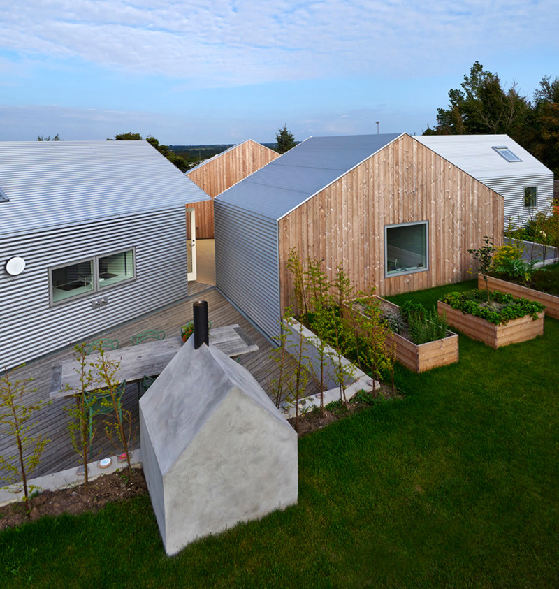 Пять небольших хижин в датской деревушке на самом деле один большой дом, в котором каждое здание – отдельная комната (фото)