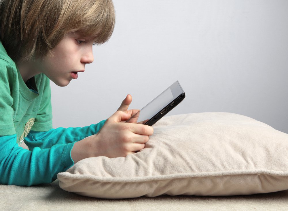 «Мой ребенок много времени проводит в телефоне»: распространенные причины, по которым родители чувствуют себя виноватыми