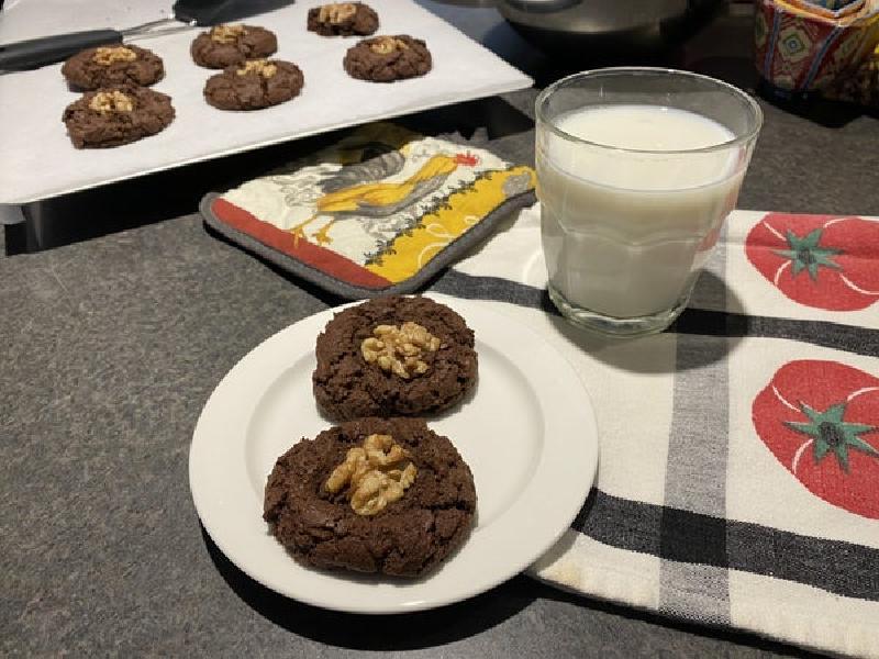Двойное шоколадное печенье с грецкими орехами и арахисовым маслом: отличный рецепт для сладкоежек