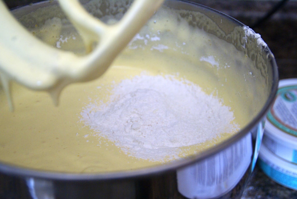Воздушные кексы а-ля кофейное тирамису: пористую выпечку поливаю сиропом и украшаю кремом