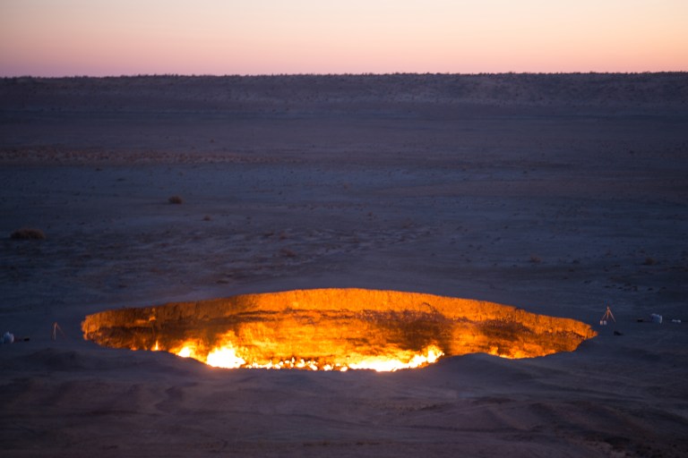 Экстремал спустился в ту самую горящую яму в Туркменистане, которую называют «Ворота в ад»