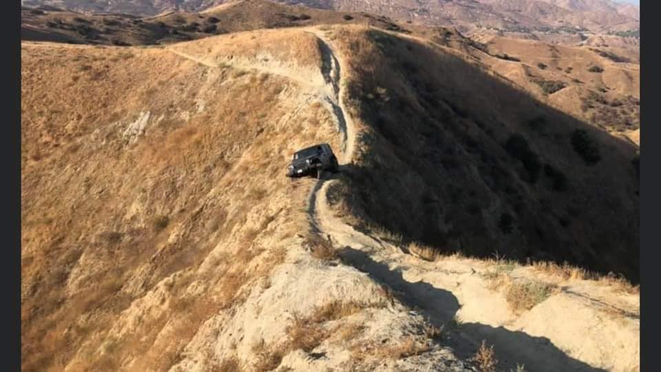 Калифорния: Jeep Wrangler застрял на горной велосипедной дорожке, и как его вытащить, пока неизвестно