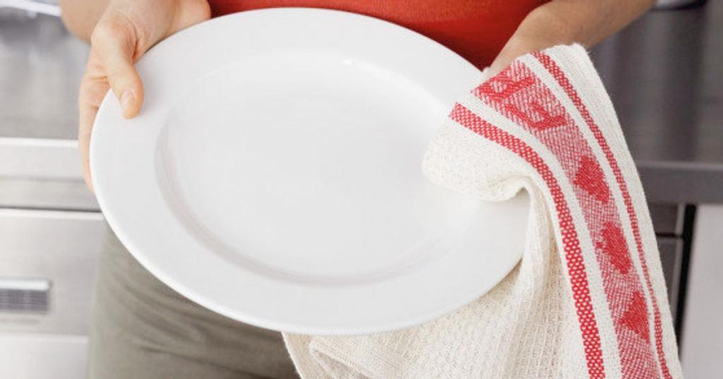 Протирать тарелки полотенцем: какие ошибки на кухне способствуют размножению микробов