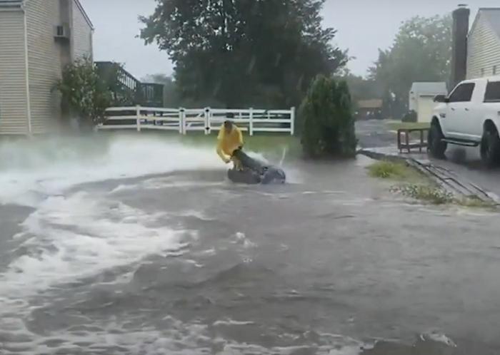 Благодаря сильному ливню мужчина смог покататься на водном мотоцикле прямо посреди улицы (видео)