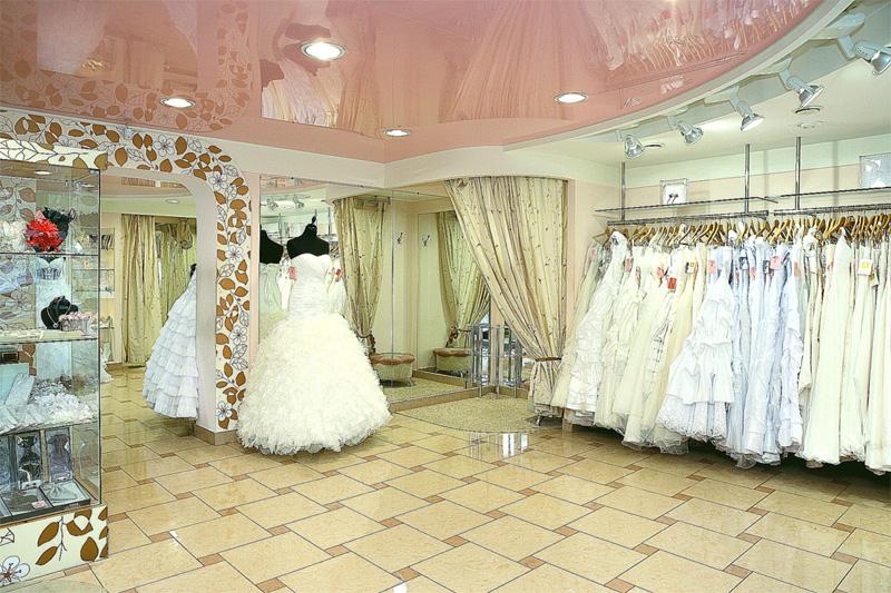 Мать с дочкой высмеяли невесту в магазине свадебных платьев и сразу поплатились за это
