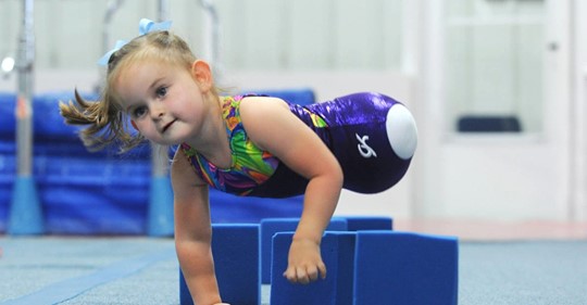 Девочке, которая родилась без ног, всего 8 лет, а она уже стала профессиональной гимнасткой
