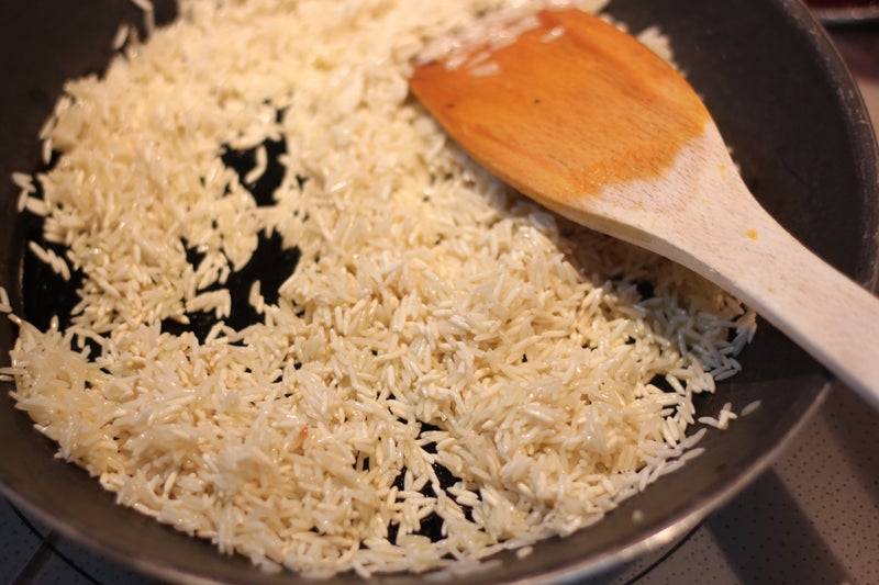 Рецепт риса на сливочном масле. Рис гарнир карри. Рис рассыпчатый на гарнир в сковороде. Рис на сковороде. Вкусный рис на сковороде.