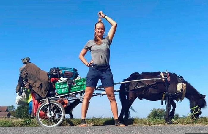Она не могла позволить себе полет на самолете: студентка со своим пони проходит 2500 миль из Испании в Шотландию для университетского проекта
