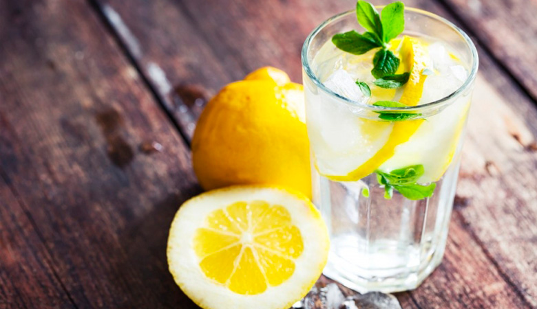 Что произойдет с организмом, если пить слишком много воды с лимоном