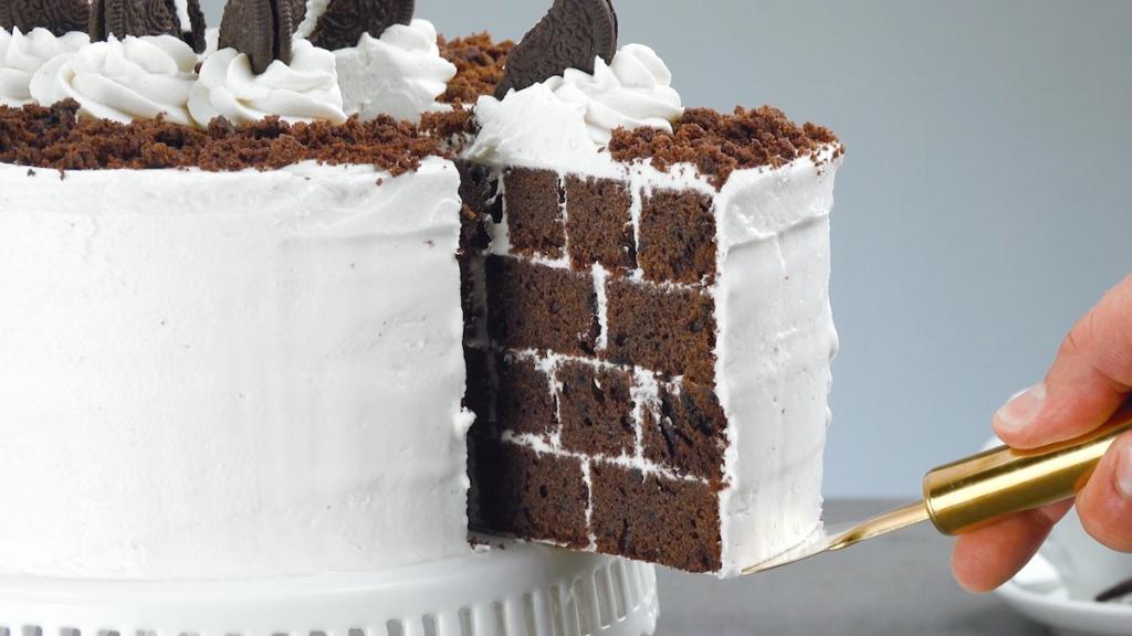 Шоколадный торт просто потрясающе выглядит в разрезе. Испечь его проще, чем кажется
