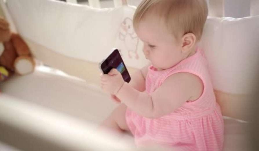 Не в 1 год и даже не в 10 лет: когда эксперты советуют покупать ребенку телефон