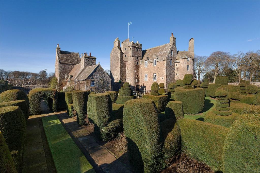 Замок недалеко от Эдинбурга, в котором жили Роберт Брюс и королева Шотландии Мария Стюарт, выставлен на продажу