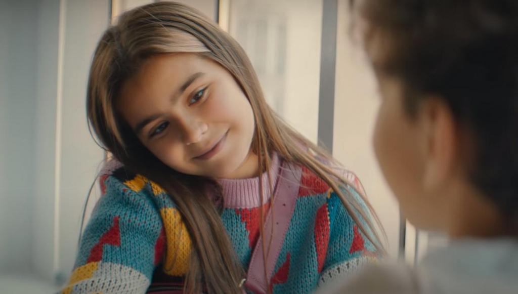 Ани Лорак выпустила клип на песню “Твоей любимой”: в новом видео снялась ее 9 летняя дочь, которая по сюжету рассказала свою историю любви