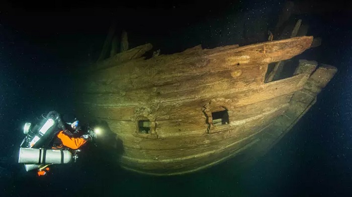 Водолазы обнаружили на дне Балтийского моря 400 летний корабль: он в таком идеальном состоянии, что ученые не могут понять причину его крушения