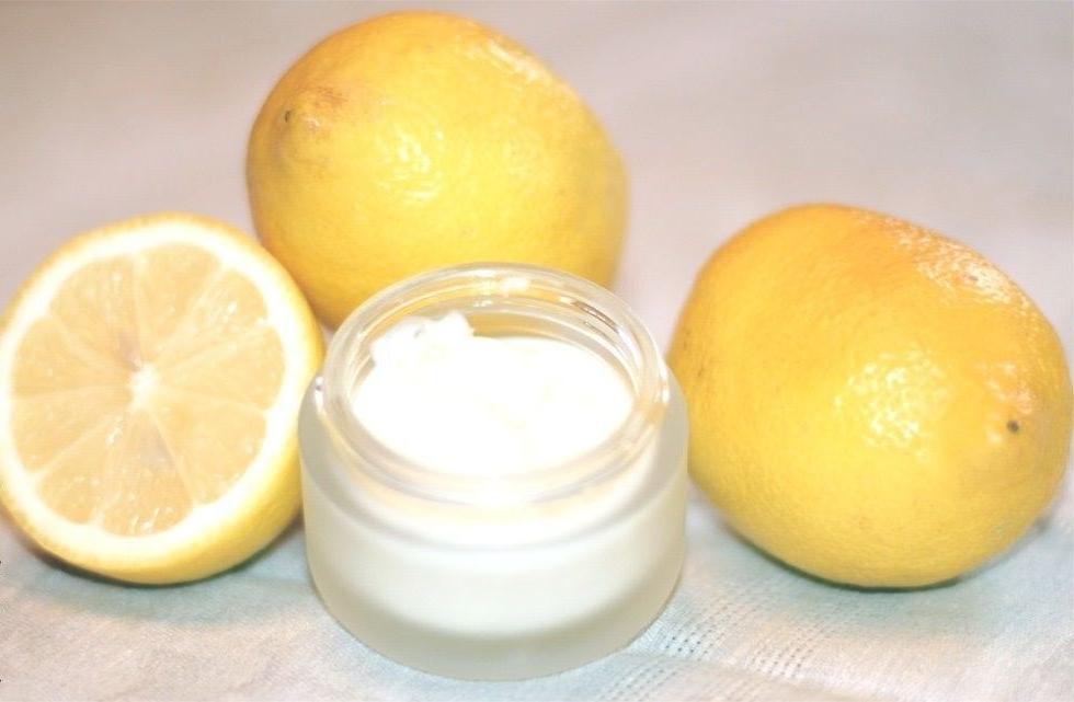 Сок лимона для лица. Отбеливание кожи лимоном. Лимонный крем для отбеливания кожи. Лимонный сок для кожи. Лимон для лица отбеливание.