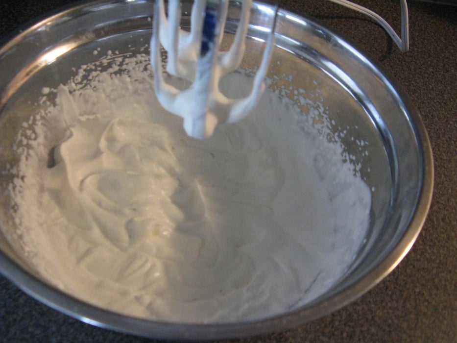 Простое в приготовлении пирожное из слоеного теста и мятного крема: корзиночки смазываю шоколадом и заполняю сливочным лакомством