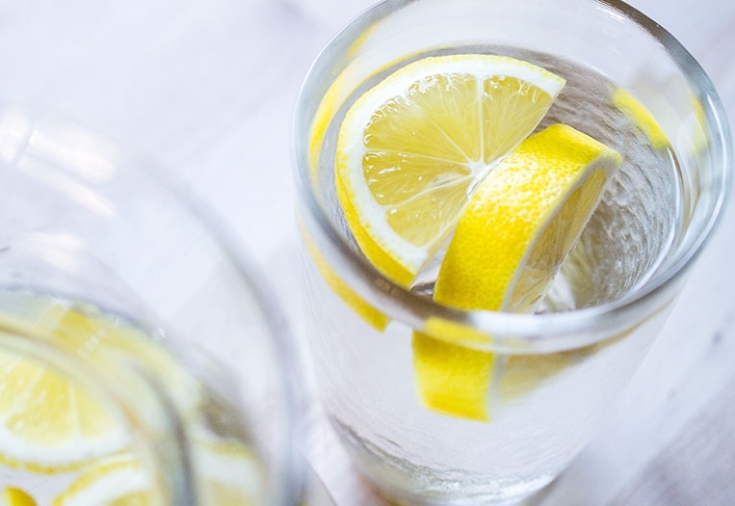Что произойдет с организмом, если пить слишком много воды с лимоном